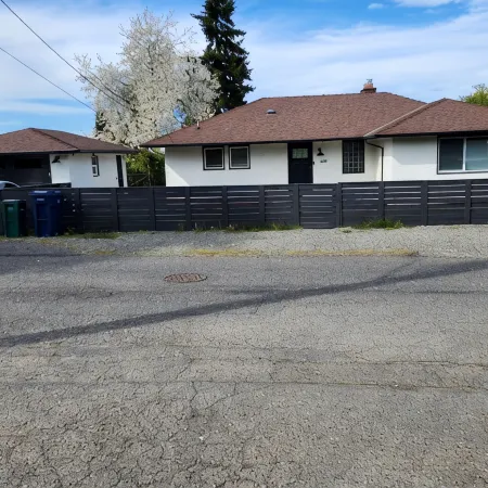 Safe neighborhood. Minutes to freeways, Downtown, and Airport.