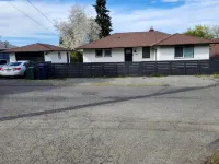 Safe neighborhood. Minutes to freeways, Downtown, and Airport. - 3-Star