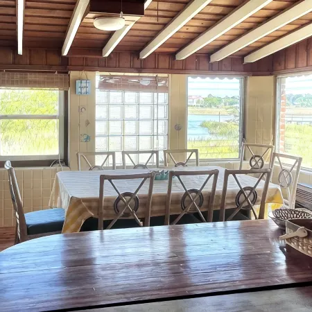 Creek Front Home, Short Walk to the Beach. Beautiful Marsh Views!