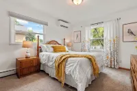 Cozy Spotless Lake Cottage-  Sports Lake, Gorgeous Sunsets, and Relaxation+ - 3-Star