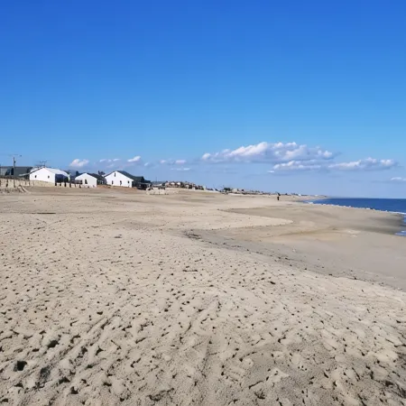 Comfortable and clean beach cottage convenient access to the beach.