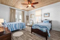 Beachfront Property in Ocean Springs, Overlooking the Gulf of Mexico. Sleeps 14 - Beach