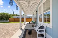 Luxury Beach Retreat with Private Pool - Sleeps 18, Steps from the Beach! - de charme