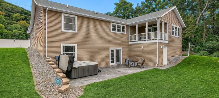 Waterfront Home with HOT TUB, Large Dock, Game Room, Movie Theater Ξενοδοχεία στην πόλη Winona County