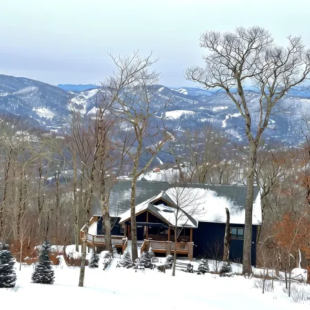 Mountain View’s with Hot Tub & Pool Table on Beech Mountain. Sleeps 10.