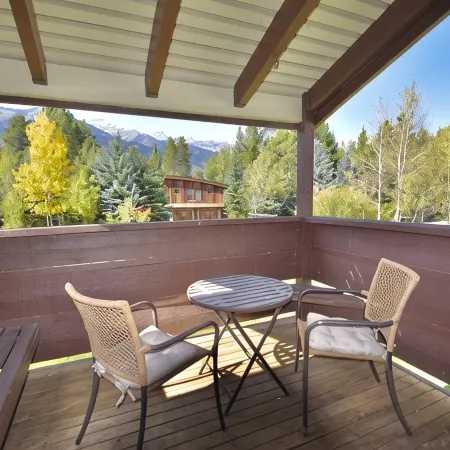 Private Top Corner Condo - 5 Mins to Grand Teton Nat'l Park- Deck, BBQ & Views!