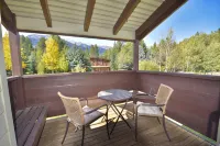 Private Top Corner Condo-5 Mins to Ski Resort - Deck, BBQ & Great Mtn Views! - Wifi