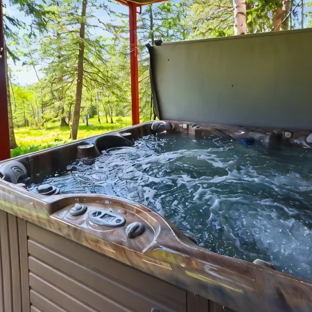 Cabin close to the slopes! Wifi, fireplace, and hot tub