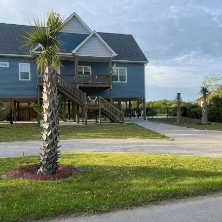 Emerald Isle, Family vacation home, walk to beach and sound with in ground pool