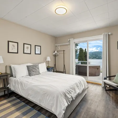 Oceanfront 3 Bed: Private Beach and Dock Access, Hot Tub , BBQ & Free Kayaks! Hotels in Sooke