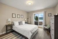 Oceanfront 3 Bed: Private Beach and Dock Access, Hot Tub , BBQ & Free Kayaks! - 4-Star