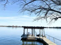 Newly Renovated Lakefront w/ Private Dock, Game Room, Kayak, Paddle Boat - 3つ星