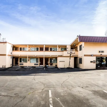 Signature Inn Medford Downtown - Newly Renovated