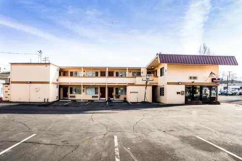 Signature Inn Medford Downtown - Newly Renovated - parking