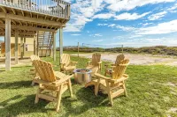 6-bedroom house on fabulous Surfside Beach with private volleyball court - 4-Star