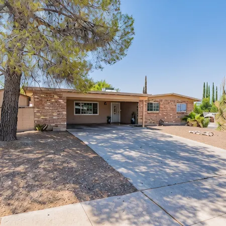 Charming 4-bedroom house, family and pet friendly, in desirable east Tucson!