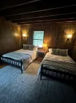 Charming River Cabin Retreat, Sleeps 14, near fishing and hunting + boat parking - Homestays