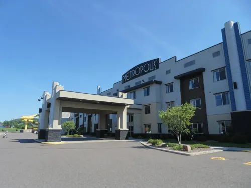 Metropolis Resort - Eau Claire - parking