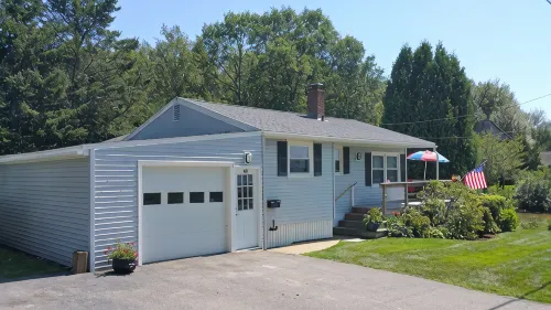 Gorgeous Views of Harbor Entrance! Walk to Town, East Side Location. - 3-Star
