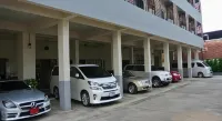 V51 Hotel - parkir