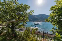 Beach front Holiday Home Villa Radanovic with Pool and Kotor Bay Sea View - Merinäköala