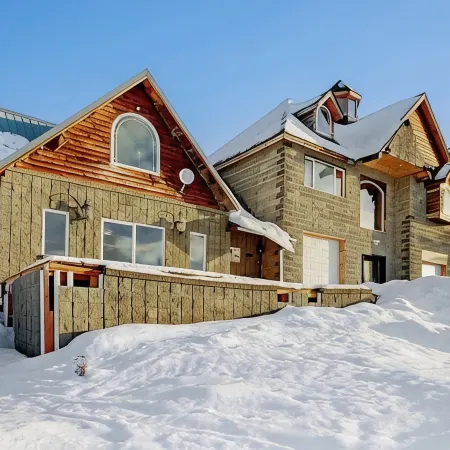 High-altitude Cottage Perched 1,700 Feet Above City