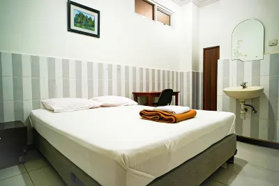 Hoki Homestay Syariah Mitra RedDoorz Near Rumah Sakit Dr Soetomo Surabaya Hotels in Airlangga