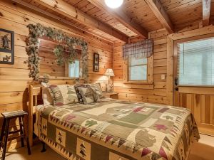 Cupid's Hideaway - Convenient to Downtown Gatlinburg and the National Park! 1 Bedroom Cabin