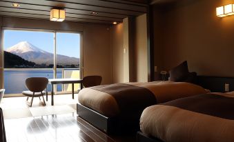 overlooks the water and mountains through its large windows at Fuji Ginkei