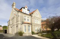 Saco Reading Castle Crescent Hotels near Aquapark Reading