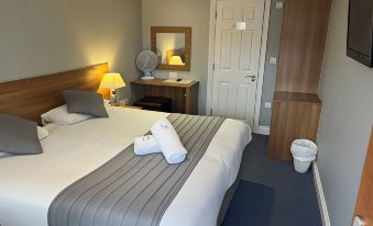 Corner House Hotel Gatwick with Holiday Parking