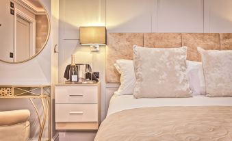 The Mews Boutique Deluxe Apartments, Sleep 2-6 People , Central Location, Free Parking