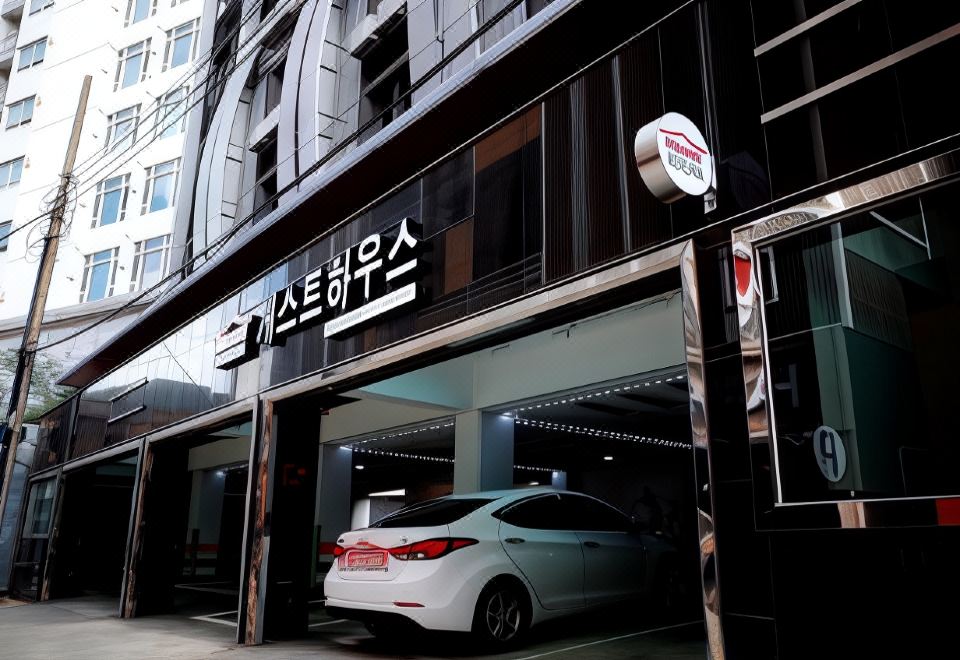 Kimchee Busan Downtown common area