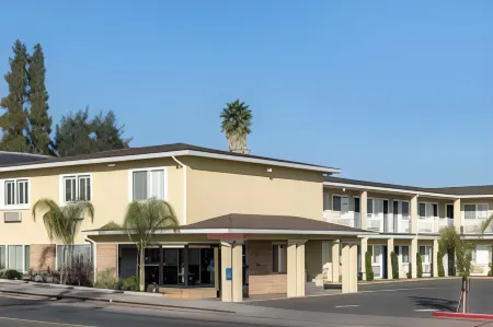 Super 8 by Wyndham Phoenix West
