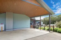 Spacious Coastal Retreat an Easy Walk to River or Beach