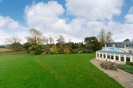 Best Western Leigh Park Hotel Отели рядом с достопримечательностью «Tithe Barn»