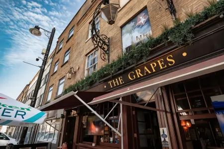 The Grapes Pub Отели в г. Нетли