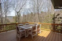Charming Mountain Cabin. 10 min to Highlands/Cashiers. Great WiFi & EV Charger!