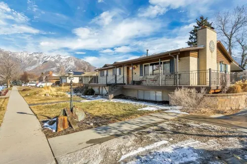 Early Bird Discount - Ski House with Workspace + Views!