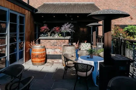 No.1 Pery Square Hotel & Spa Отели рядом с достопримечательностью «Holy Trinity Abbey Church»