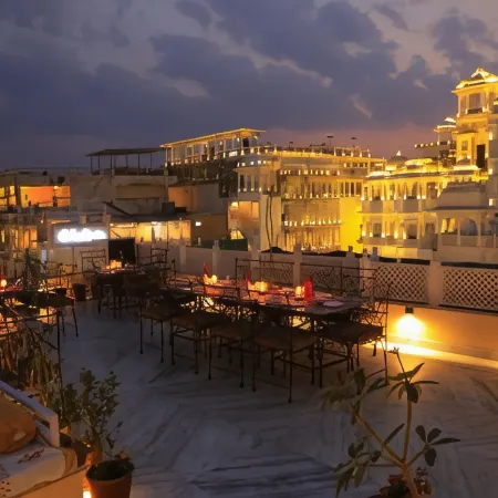 Thamla Haveli - Heritage Lake View Hotel