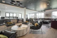 Bright 2-Bedroom Condo in Downtown with Parking