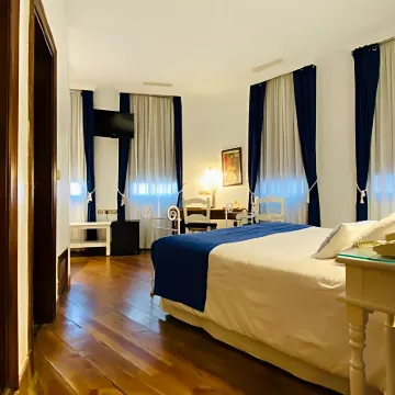 Hostal Paris Hotels near National Museum of Sculpture