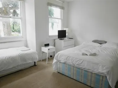 Kew Studios and Rooms Hotels near The National Archives