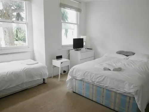 Kew Studios and Rooms Hotels in Kew