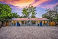 Private Gated Backyard with Fire Pit and Stylish Kitchen - Elegant Retreat Hotels in Center Point