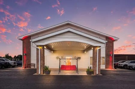 Econo Lodge Inn & Suites Отели в г. Bay de Noc Township