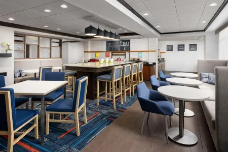 Hampton Inn Long Island/Islandia Отели рядом с достопримечательностью «Государственный колледж Эмпайр»