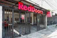 RedDoorz @ Kratonan Solo فنادق في Serengan