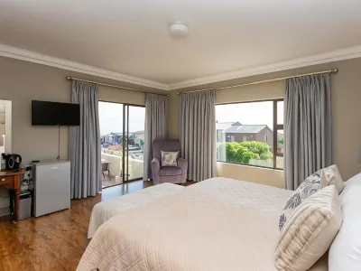 Alabaster Luxe Villa Hotels near Kitesurfing Langebaan & Cape Town